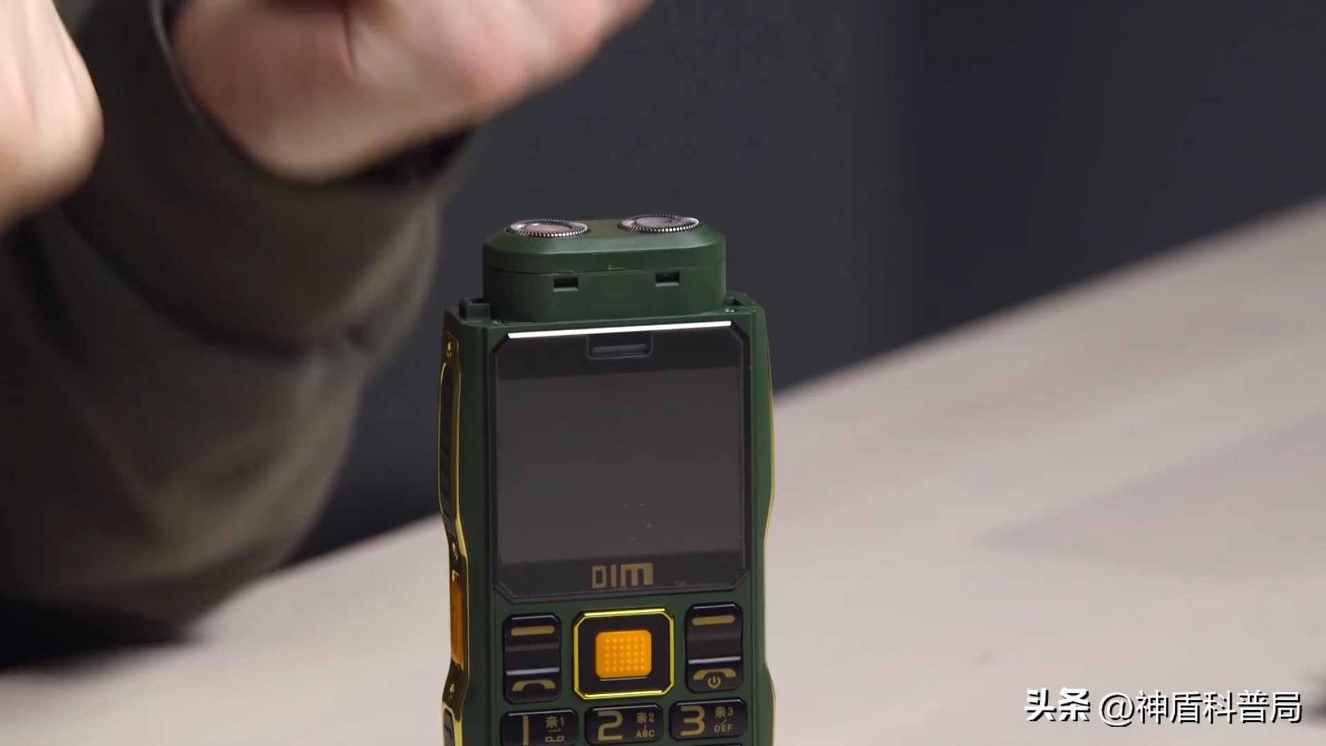 美国大叔买老年机,美国大叔购买中国挖掘机