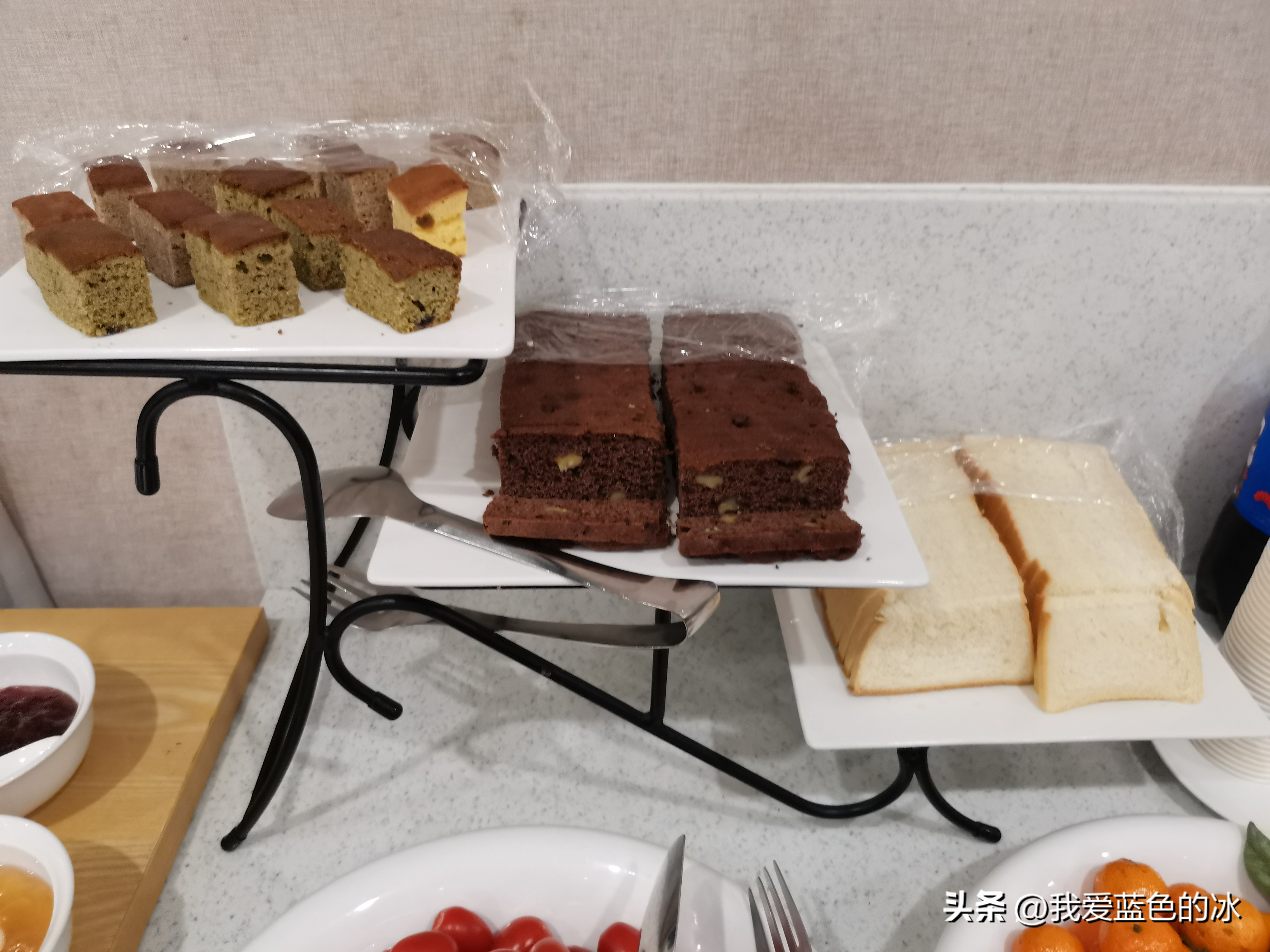 在遵义的第二天早餐，有多少人认识这个罐子里的绿色渣渣是什么？