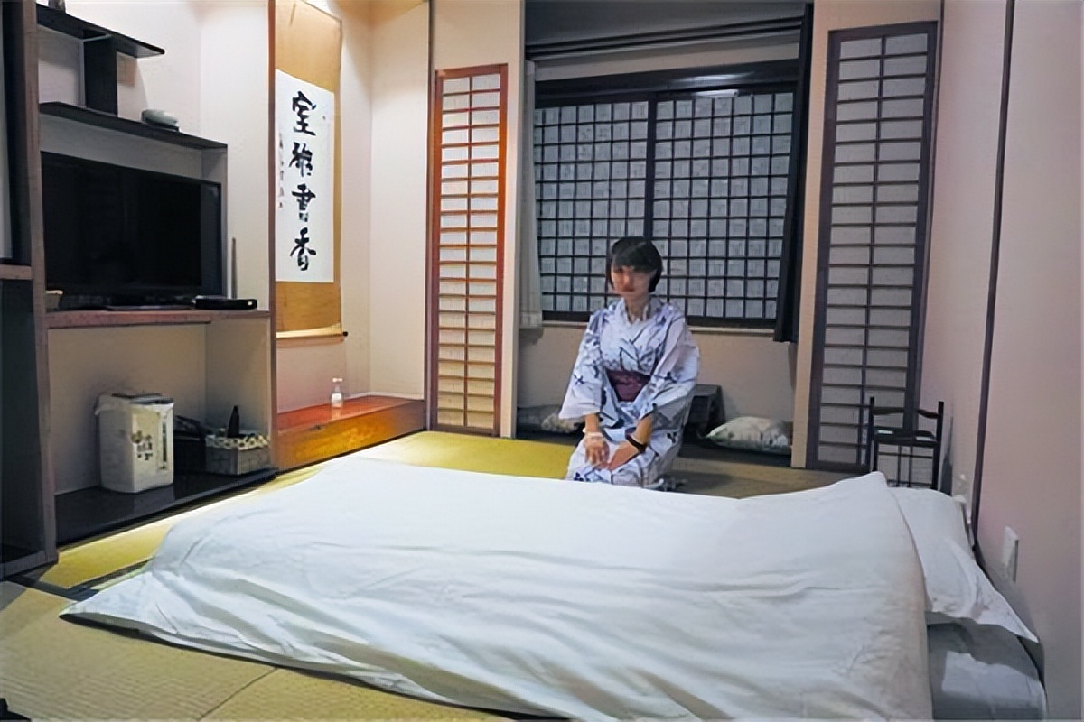 日本人为什么喜欢“席地而眠”？是床不舒服吗？看完涨知识了