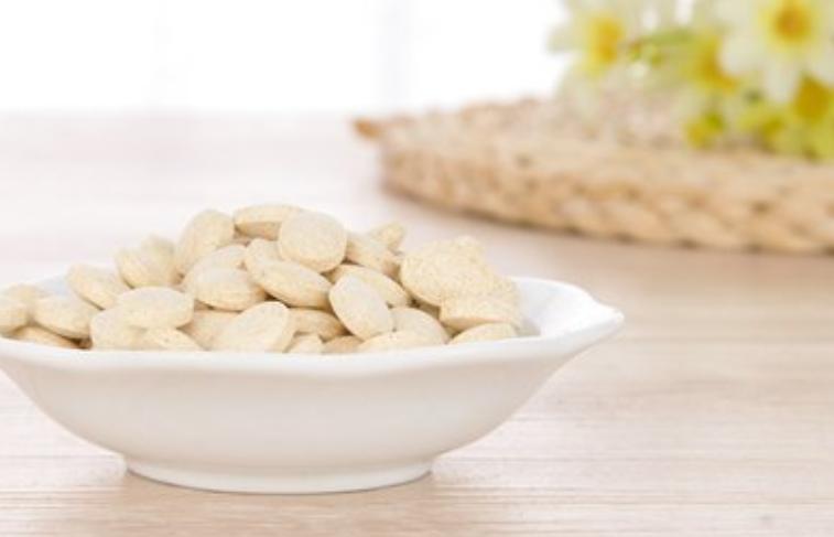 萌宠泰迪吃东西,泰迪异食癖是什么原因引起