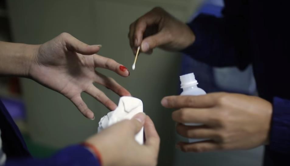 20岁小伙在工厂流水线,小伙工厂上班一天站11个钟