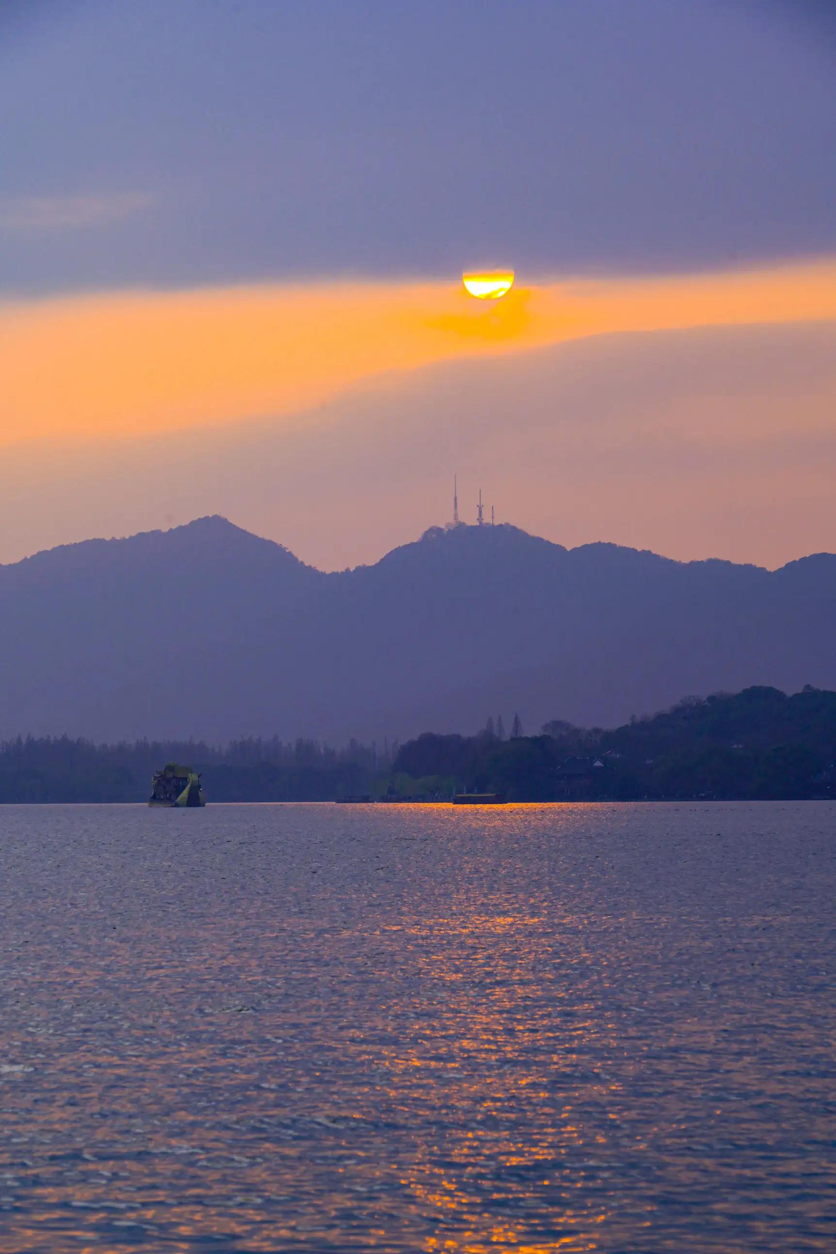 “黄昏来了,一切角隅皆为黄昏占领了”那些宝藏句子