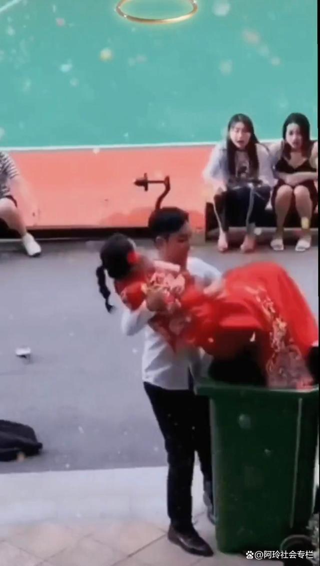 新娘嫌红包少当众大骂新郎,改口费给少了新娘当场甩脸子