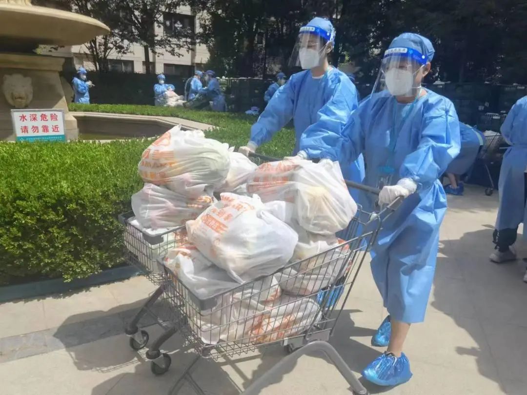 东升镇封管控小区里，暖心一幕幕——