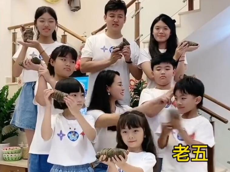 6个孩子每人配一个保姆，这位宝妈好奢侈，嫁亿万富豪住千平豪宅