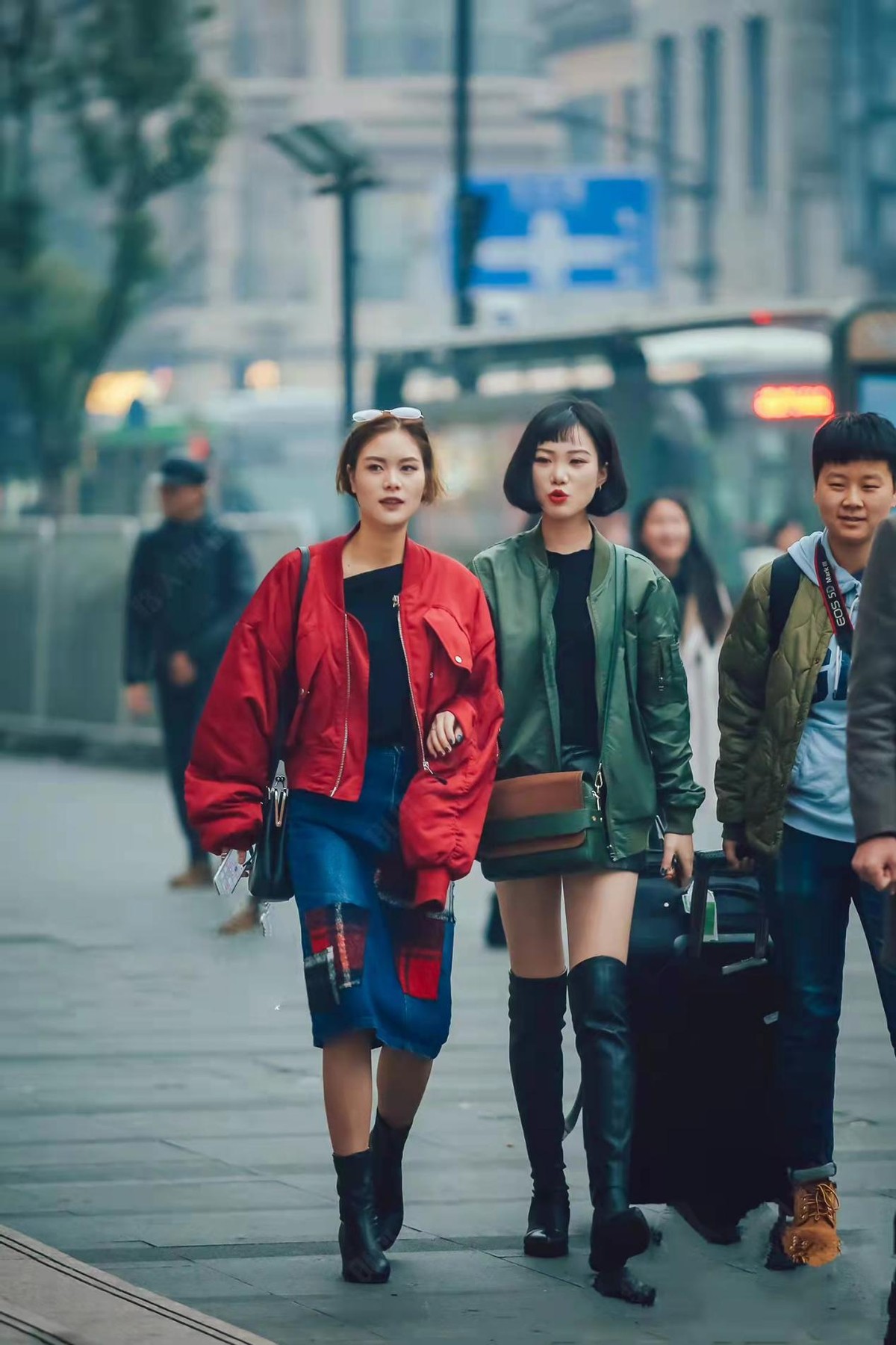 春季飞行服搭配什么裤子,比较火的飞行服款式