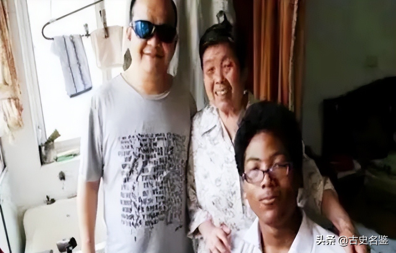 2000年上海阿婆收养黑人弃婴，被子女挥霍250万后，黑人不离不弃