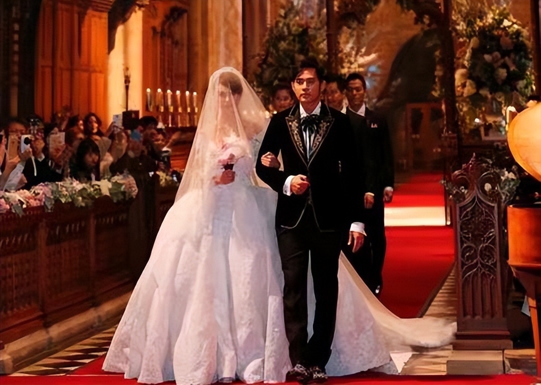 昆凌17岁遇见周杰伦21岁成天王嫂,昆凌17岁就被周杰伦追上视频