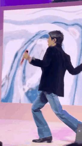 华晨宇刘德华开演唱会，刘德华用实际行动诠释谁是华语乐坛之神