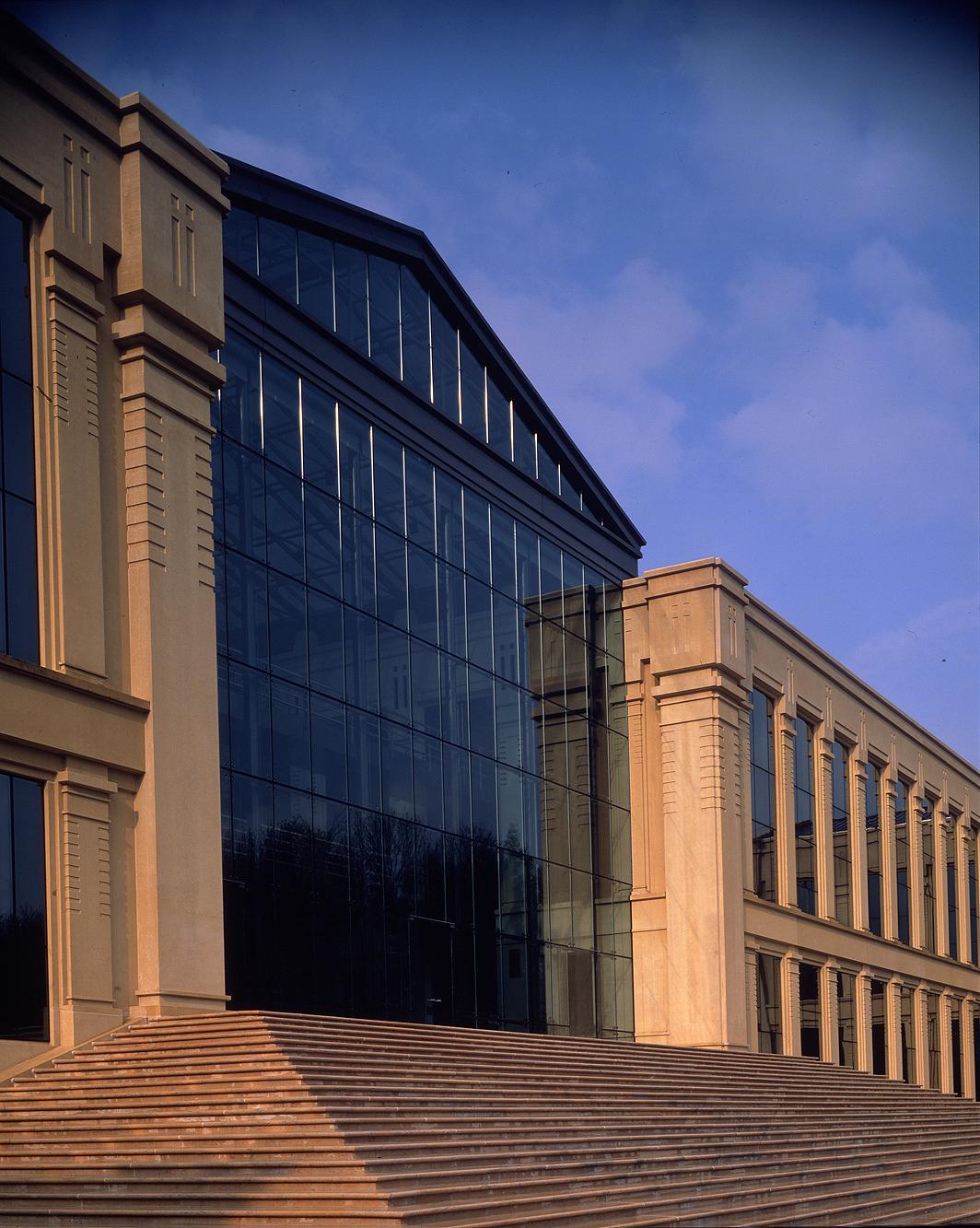 扔向俄罗斯的“金融*弹核**”SWIFT，它的总部是座怎样的建筑？