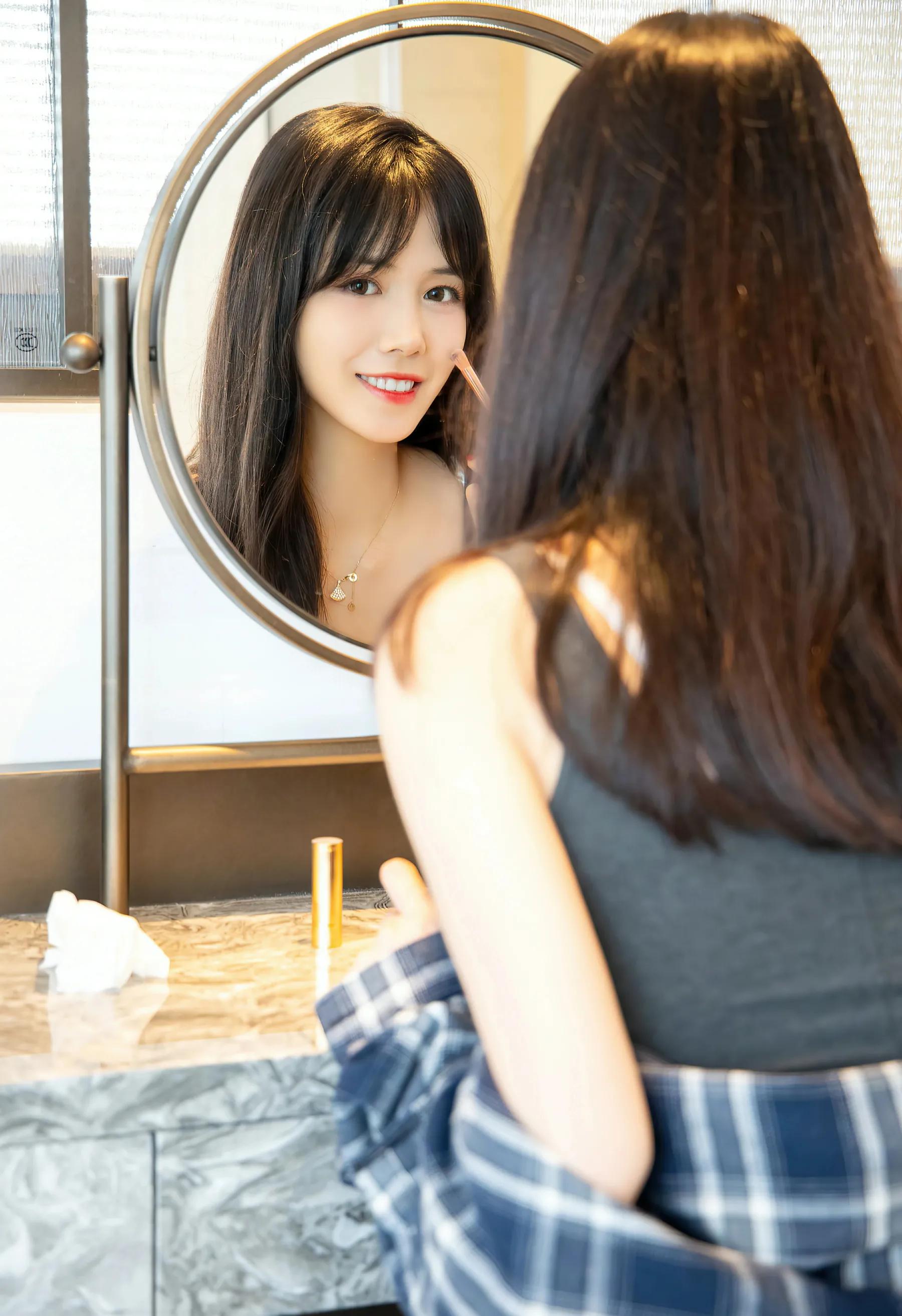 一边是学姐一边是学妹该选哪个呀,学姐还是学妹更适合做女朋友