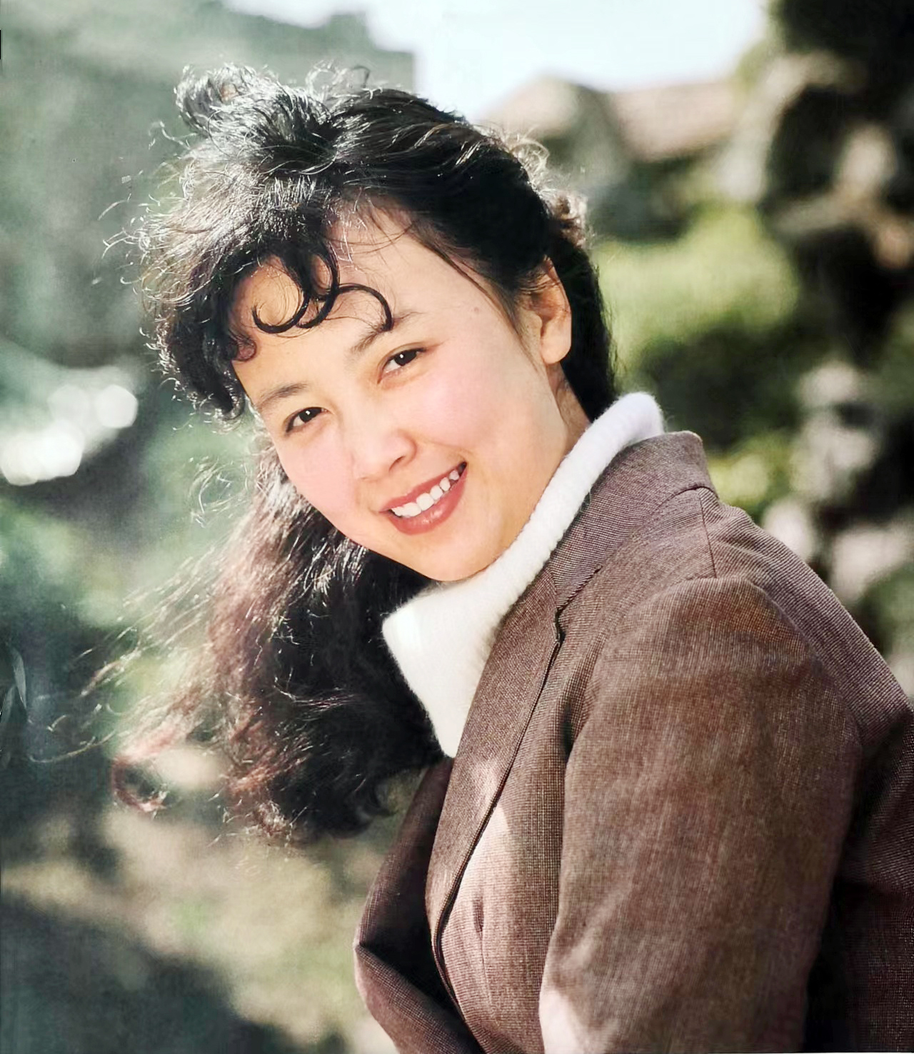 上影节红毯上影厂老演员集体亮相赵静优雅佟瑞欣挺拔于慧风情万种