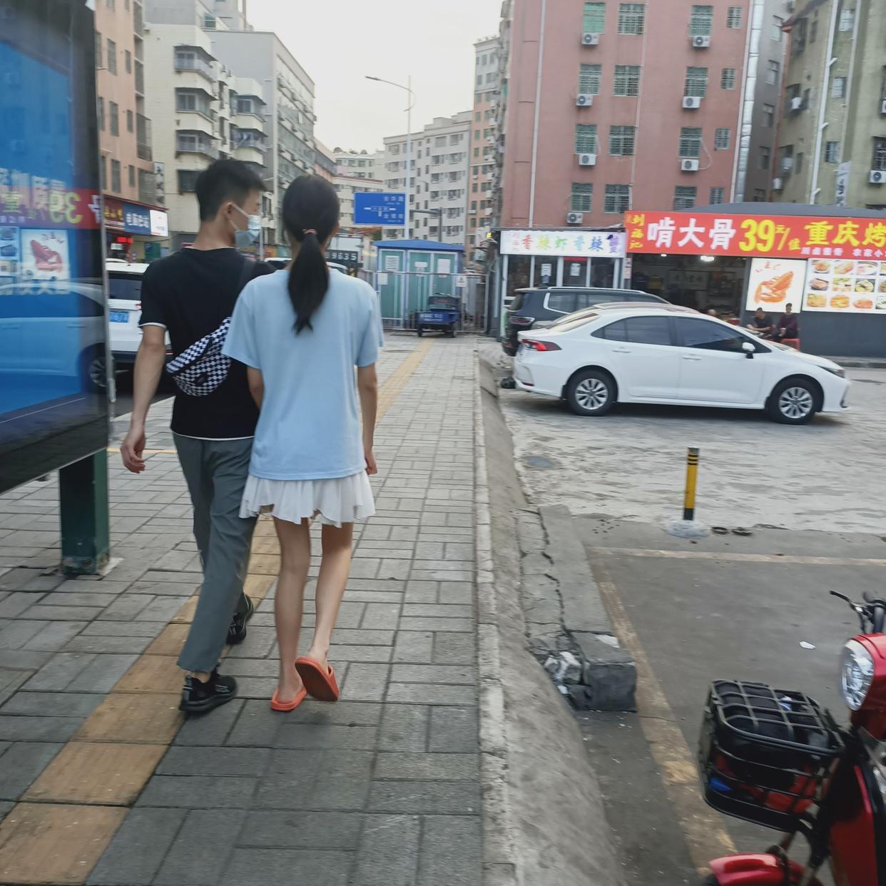 一个爸爸在线问：娃上学了，怎么把在家耍的老婆弄出去上班赚钱呢