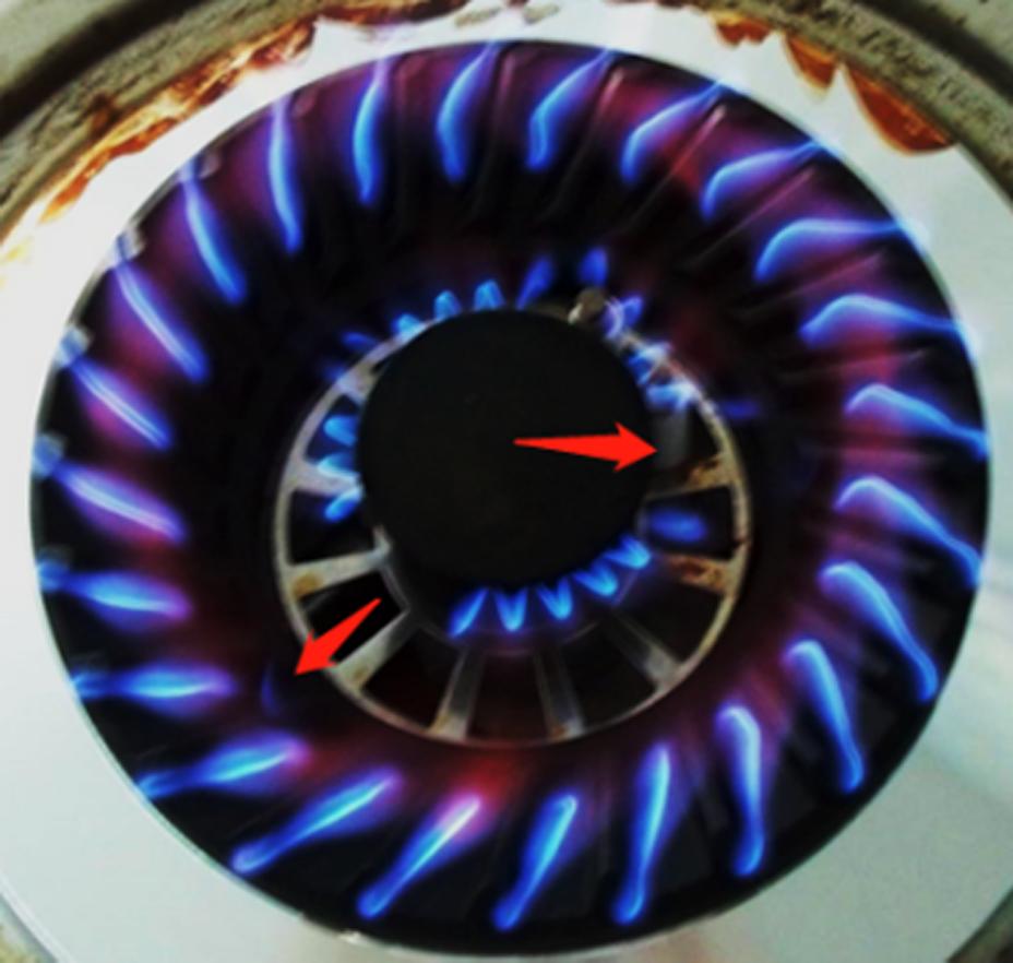 燃气灶突然嘭的爆了一声有问题吗,燃气灶嘭一声后火大