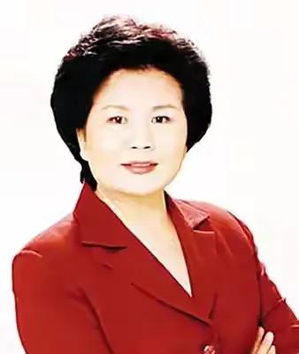 央视播音33年，搭档罗京去世后自请离职，74岁的刑质斌如今怎样了