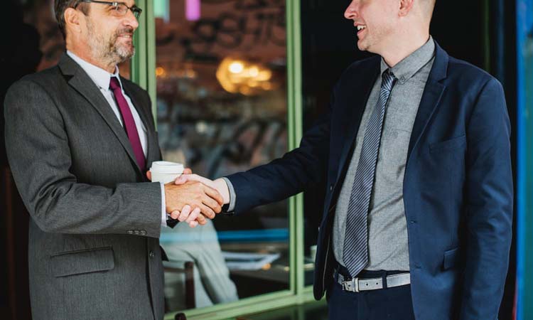 遇到同事说别人坏话作为领导怎办,遇到同事背地里说坏话