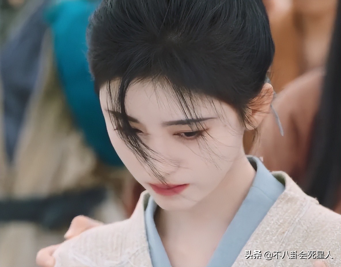 鞠婧祎8大离谱妆容：吐血不敢弄花半永久妆，守丧也要浓妆涂红唇