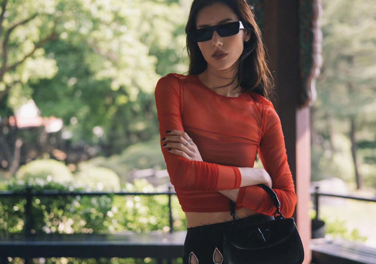 刘雯在韩国GUCCI大秀上太惊艳！一身红衣亮相，真是纸片人身材啊