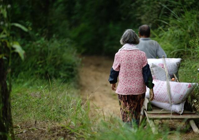 “亲爱的，我弟弟病得很重，请给点钱治疗吧。”妻子：我们是AA