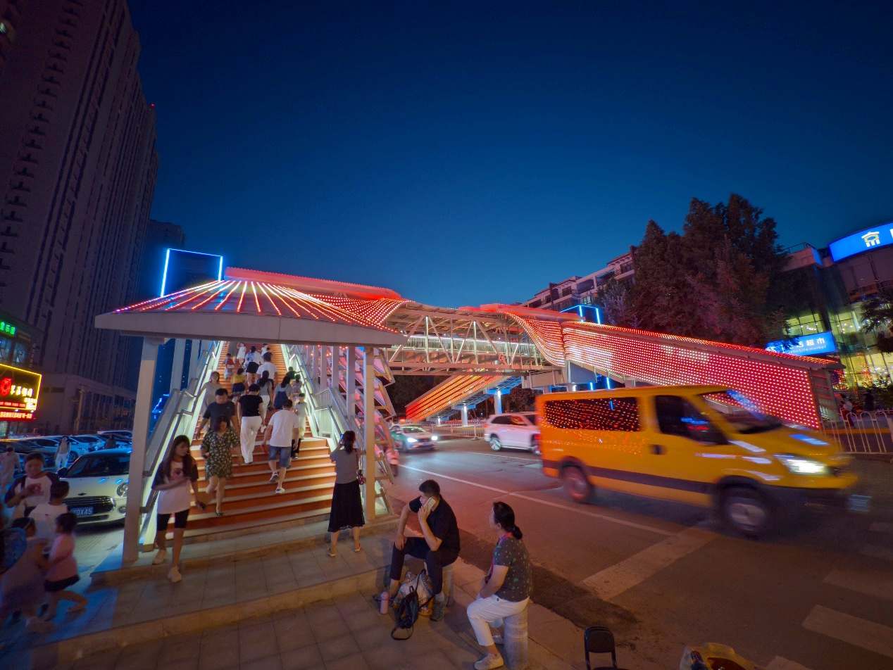 有内味了!咸阳这座“赛博朋克”天桥正式通行