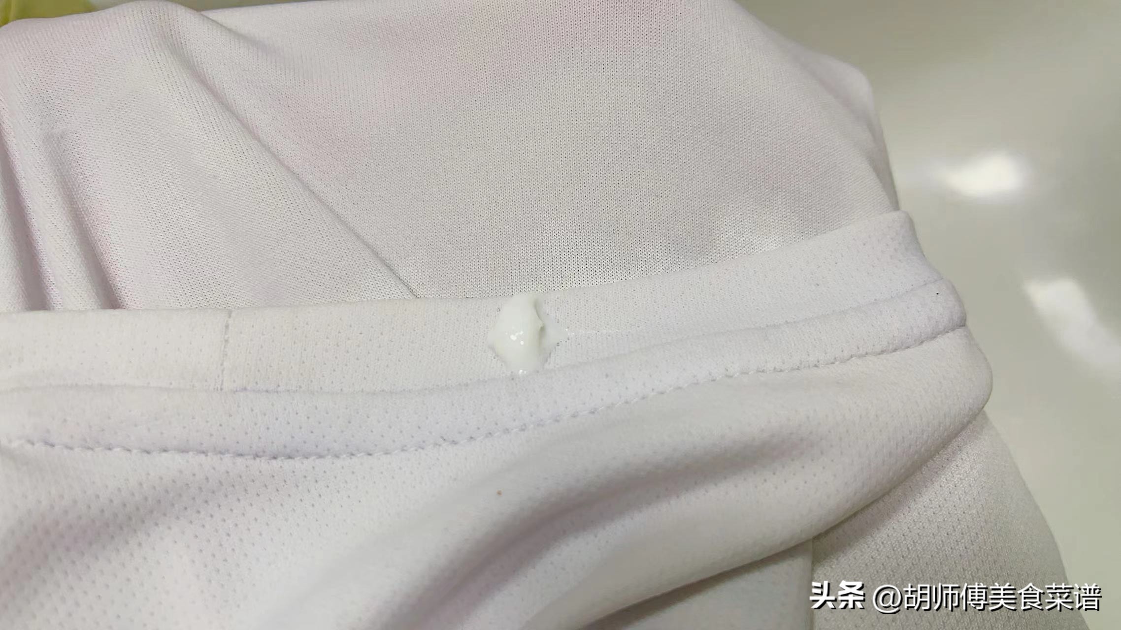 睡前在脚底抹点牙膏的作用,睡觉前脚底抹着牙膏有什么用