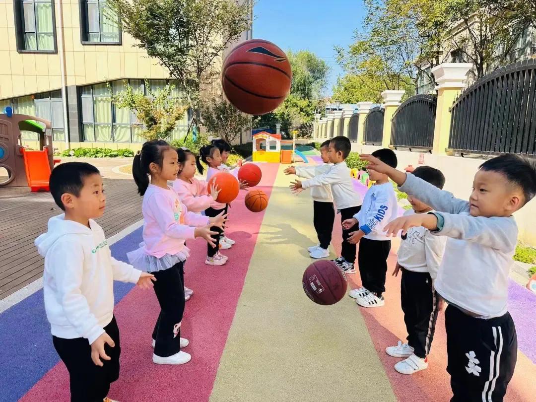 “篮”色梦想“球”悦童心—李沧区苍山路幼儿园中二班级特色活动