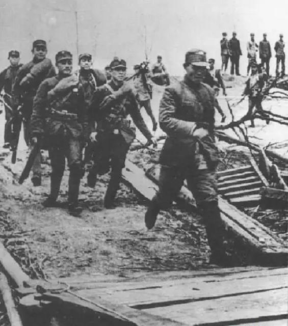 48年，一国军军长被蒋介石下令枪毙，临死前振臂高呼：毛主席万岁