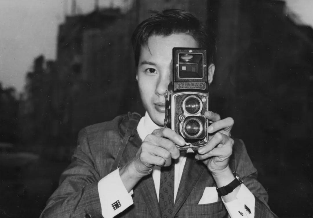 他是华人摄影界传奇，却迫于生计拍三级片…成为“情*电影色**大师”