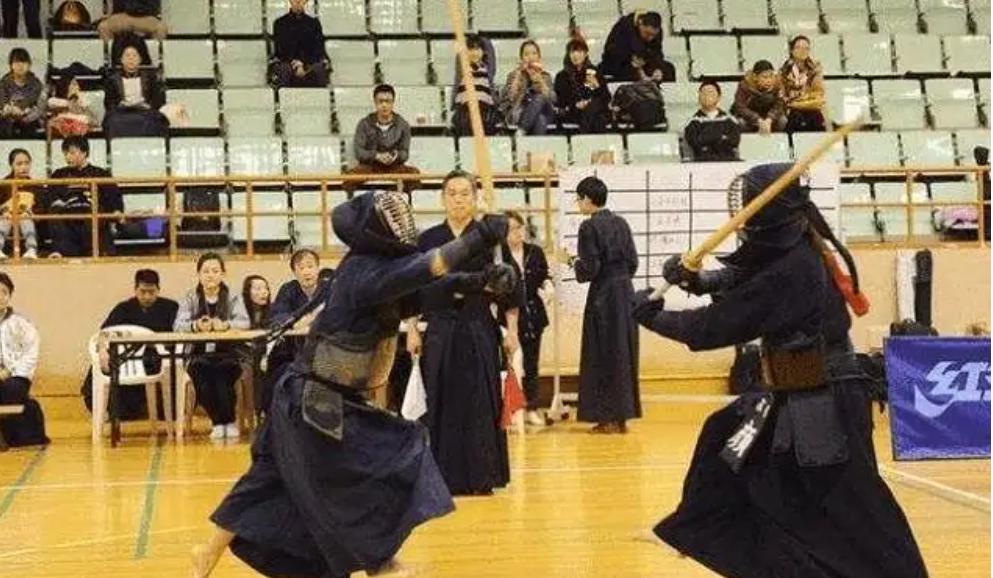 日本安倍晋三身边女保镖,安倍晋三女保镖最新消息