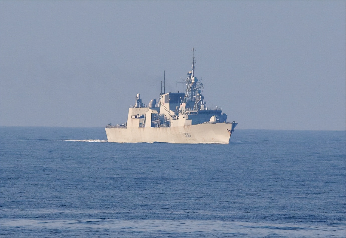 神15返程期,美加军舰驶入台湾海峡,我军舰137米横切逼美舰改道