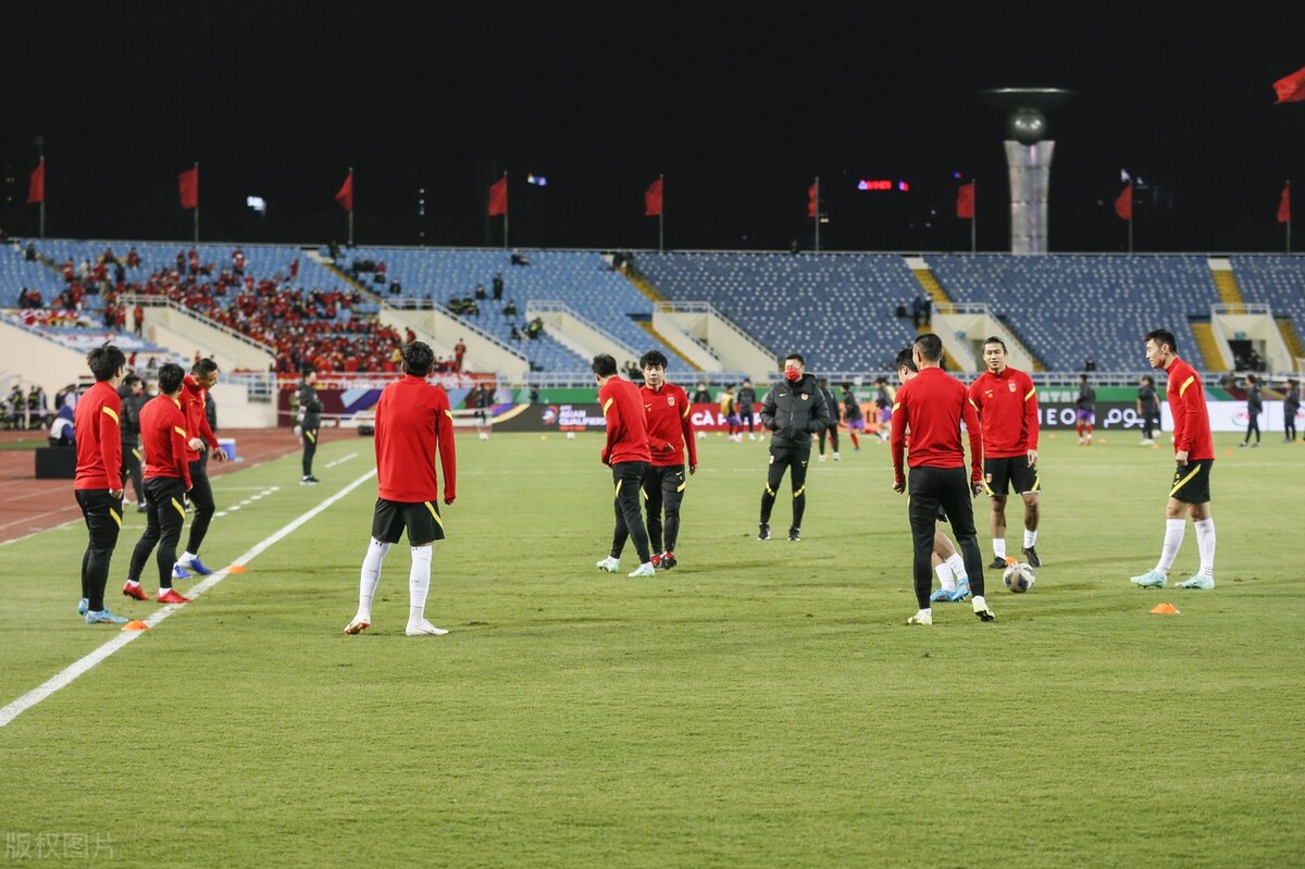 国足惨败越南振作起来重新崛起,足球报怒怼这样的国足能赢越南吗