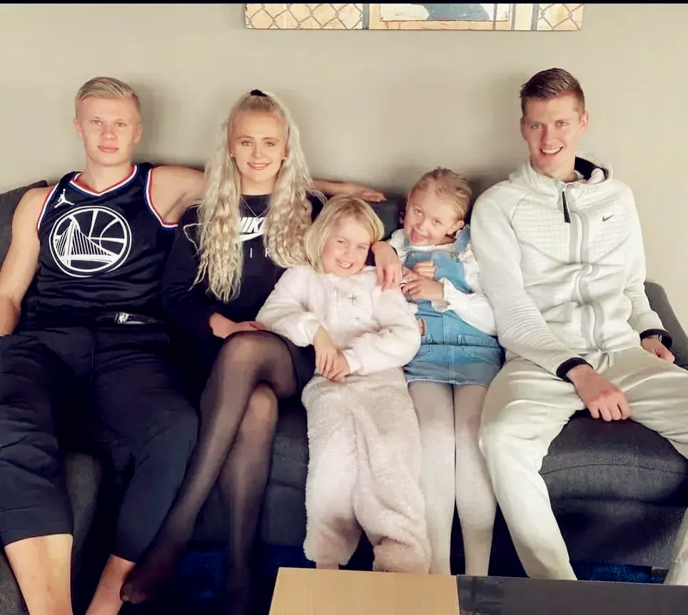 哈兰德生活大揭秘，在家喜欢波点套装，哥哥妹妹都是高颜值