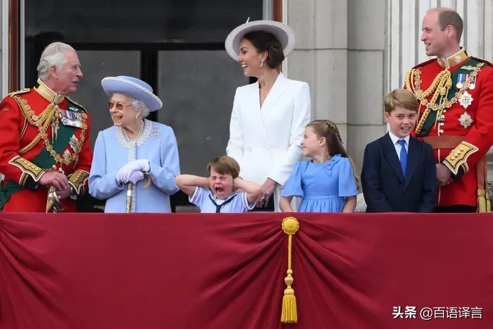 路易又抢女王风头！出席活动时要查尔斯抱，吻妈妈，站凳上吃零食