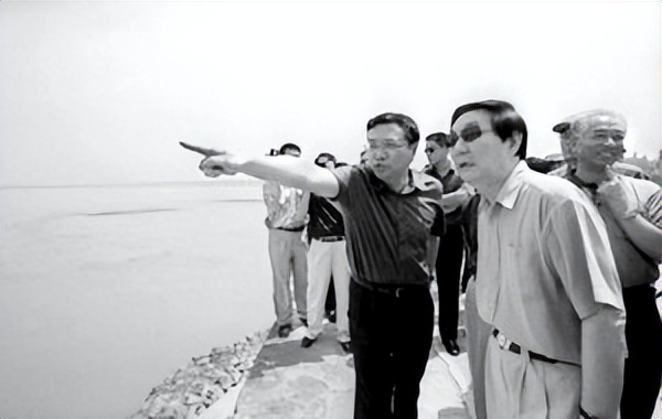 *镕基朱**公正廉洁铁面无私,幼年时失去双亲成孤儿,直言不怕得罪人