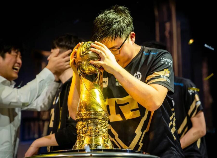 电竞行业有多火？EDG官宣uzi加入，热搜前十里霸占了5个