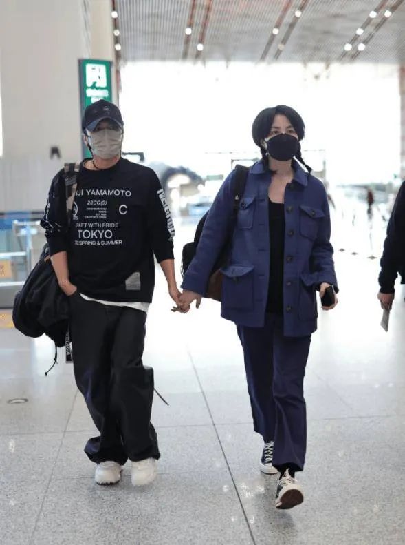 谢霆锋和王菲机场牵手完整版,王菲谢霆锋牵手张柏芝什么感受