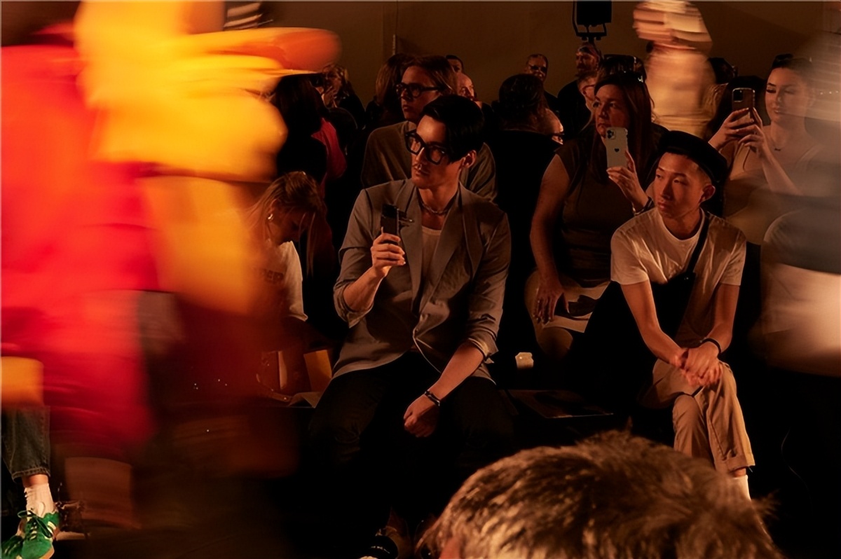 胡兵秋天穿搭,胡兵身着蓝色大衣尽显成熟魅力