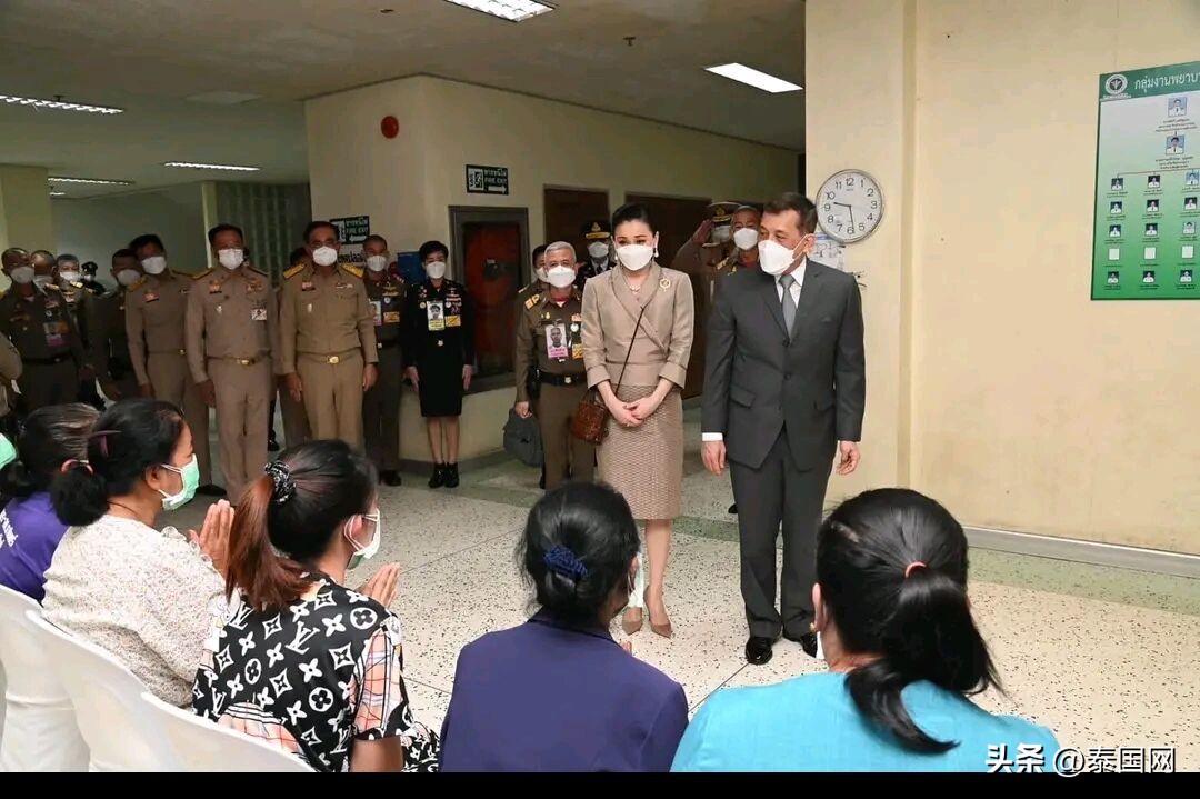 泰国国王王后慰问枪击案家属视频,泰国国王枪杀事件