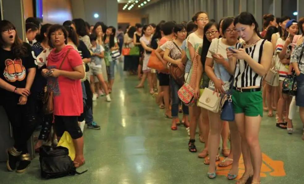 20万横店群演现状美女成群,横店20万女群演