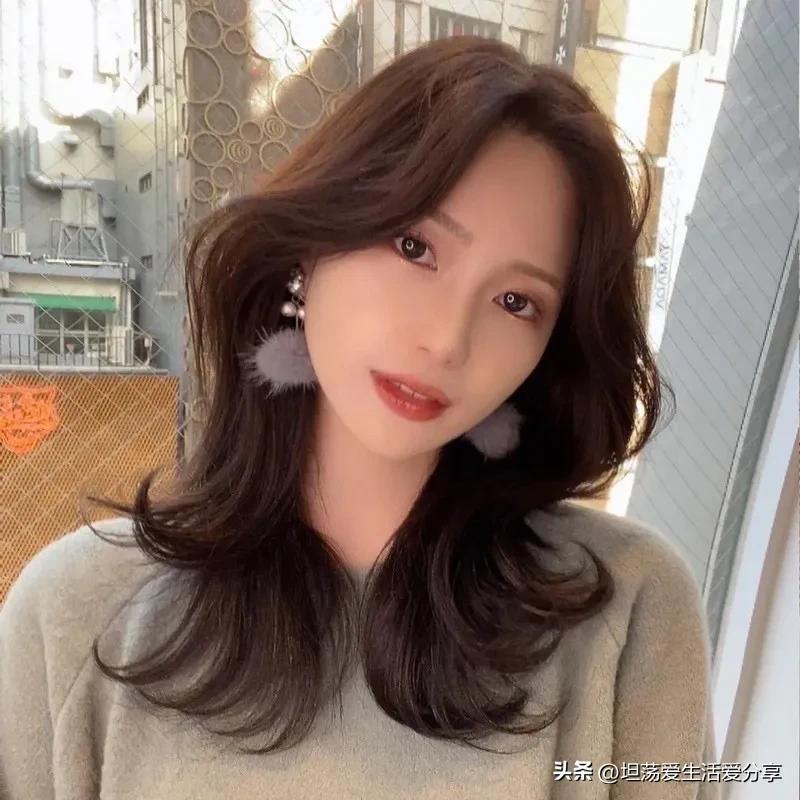 两边翘起来的发型有氛围感,散发发型既简单又俏皮