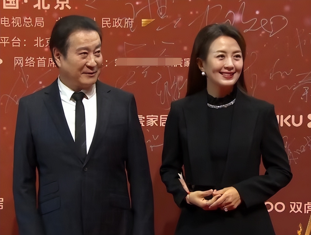 殷桃现身飞天奖典礼,殷桃闫妮颁奖典礼