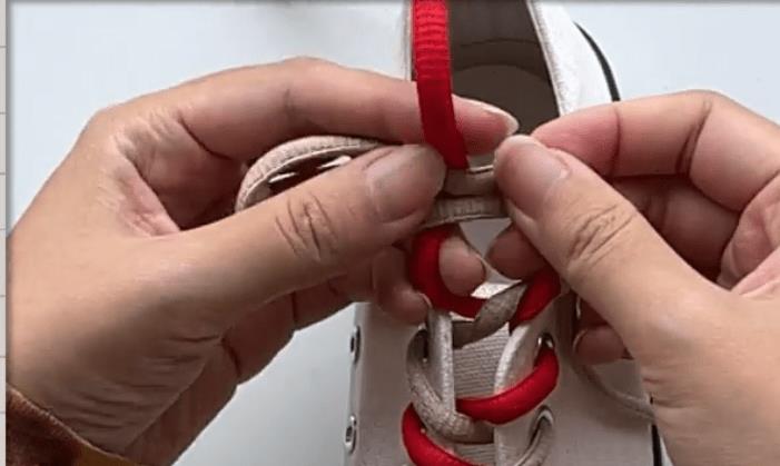 鞋带紧法教程,鞋带松怎么系紧