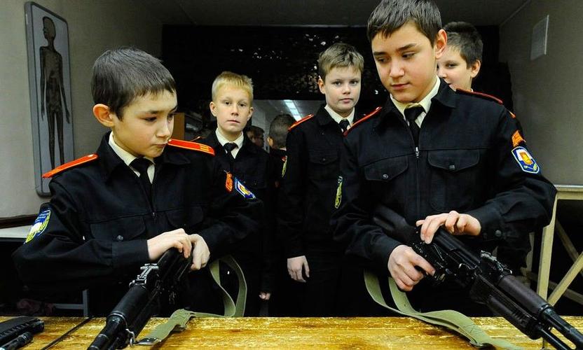 俄罗斯小学生有多硬核？格斗射击样样精通，连坦克都能熟练操作