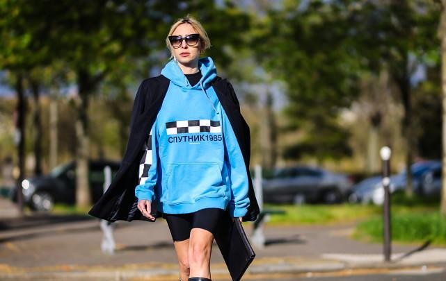 西装外套怎么搭配内搭卫衣,白色西装里面配什么颜色卫衣好看