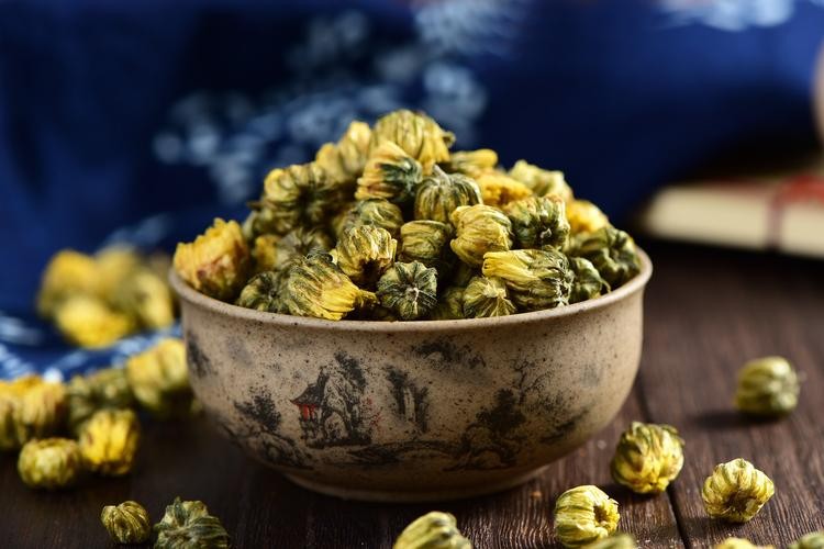 秋天老人喝什么菊花茶,老年人适合喝什么样的菊花茶