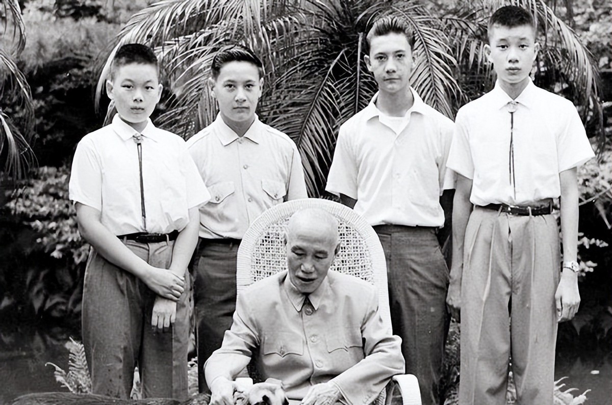 蒋介石的陵墓有多惨？子孙哭着要给他迁葬