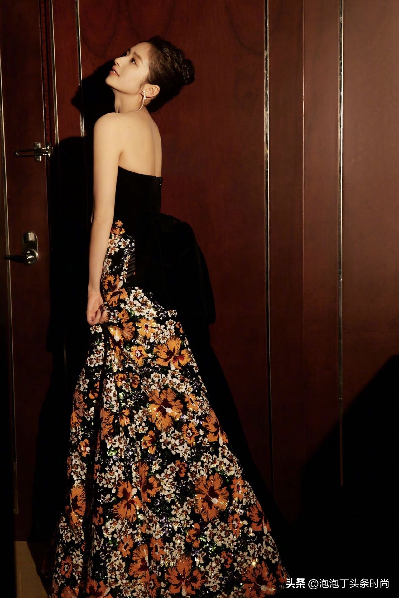 这是几个情况？身高1米82Ta，把男女明星秒变“小矮人”怎么看？