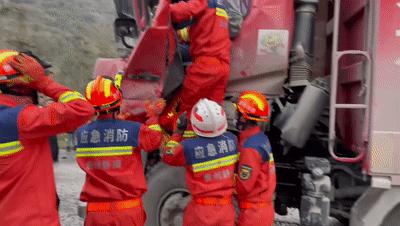 两辆大货车发生相撞事故后侧翻,两辆大货车相撞车头撞废