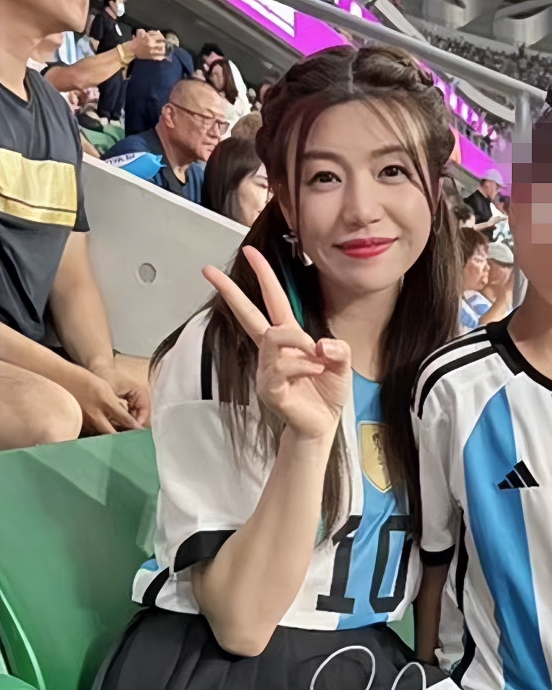 陈妍希看梅西比赛,陈妍希带娃看梅西比赛