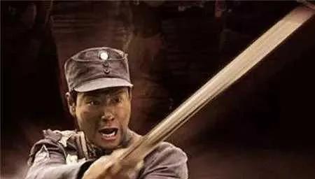 他被誉为“南阳第一刀”，一人砍翻10个鬼子，被偷袭身中10枪牺牲